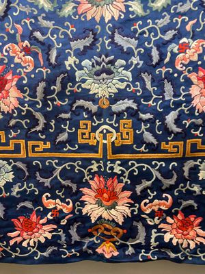 Een Chinees geborduurd zijden troonkleed met blauwe fondkleur, 18/19e eeuw — foto 7