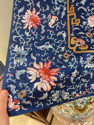 Een Chinees geborduurd zijden troonkleed met blauwe fondkleur, 18/19e eeuw — foto 10