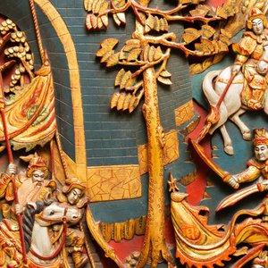 Een Chinees gelakt en gepolychromeerd gestoken houten paneel, 19e eeuw — foto 5
