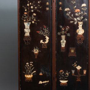 Een Chinees gelakt houten scherm met oplegwerk in been, hout en diverse gesteenten, 18/19e eeuw — foto 2