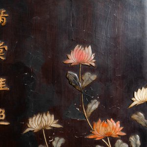 Een Chinees gelakt houten scherm met oplegwerk in been, hout en diverse gesteenten, 18/19e eeuw — foto 3