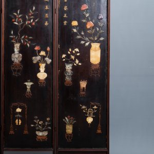 Een Chinees gelakt houten scherm met oplegwerk in been, hout en diverse gesteenten, 18/19e eeuw — foto 9