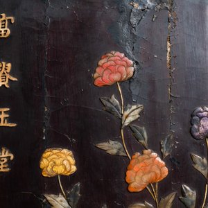 Een Chinees gelakt houten scherm met oplegwerk in been, hout en diverse gesteenten, 18/19e eeuw — foto 10