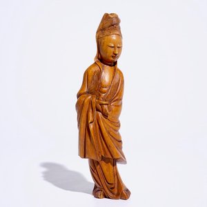 Een Chinees gesculpteerd houten model van een Guanyin, 19/20e eeuw — foto 1