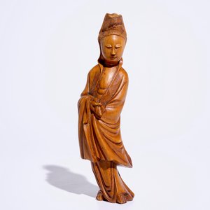 Een Chinees gesculpteerd houten model van een Guanyin, 19/20e eeuw — foto 2