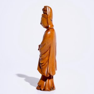 Een Chinees gesculpteerd houten model van een Guanyin, 19/20e eeuw — foto 3