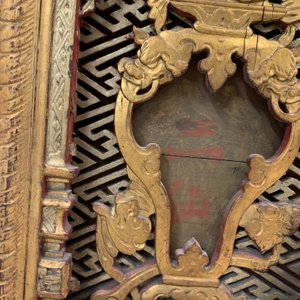 Een Chinees gestoken en verguld houten paneel met rode karakters beschilderd, 18/19e eeuw — foto 18