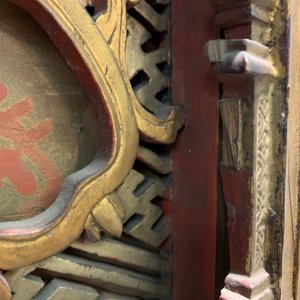 Een Chinees gestoken en verguld houten paneel met rode karakters beschilderd, 18/19e eeuw — foto 21