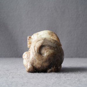 Een Chinees grijs-bruin jade model van een Boeddhistische leeuw, 19/20e eeuw — foto 11