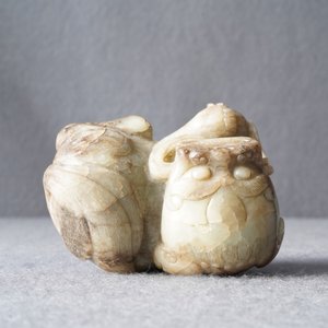 Een Chinees grijs-bruin jade model van een Boeddhistische leeuw, 19/20e eeuw — foto 13