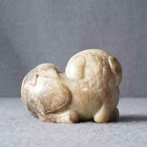 Een Chinees grijs-bruin jade model van een Boeddhistische leeuw, 19/20e eeuw — foto 10