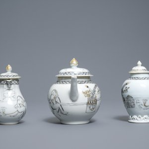 Een Chinees grisaille 15-delig theeservies met 'bordeel' decor, Yongzheng/Qianlong — foto 19