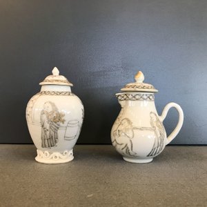 Een Chinees grisaille 15-delig theeservies met 'bordeel' decor, Yongzheng/Qianlong — foto 31