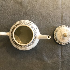 Een Chinees grisaille 15-delig theeservies met 'bordeel' decor, Yongzheng/Qianlong — foto 37