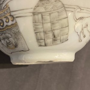 Een Chinees grisaille 15-delig theeservies met 'bordeel' decor, Yongzheng/Qianlong — foto 44
