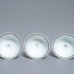Een Chinees grisaille 15-delig theeservies met 'bordeel' decor, Yongzheng/Qianlong — foto 10