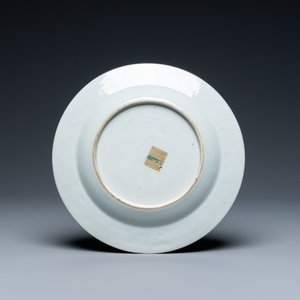 Een Chinees grisaille bord met bijbels decor van Suzanna en een ouderling, Qianlong — foto 2