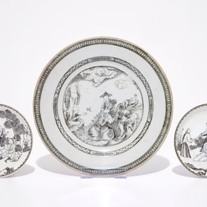 Een Chinees grisaille bord met Luohan met een tijger en twee koppen en schotels, Qianlong — foto 2