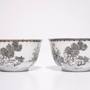Een Chinees grisaille bord met Luohan met een tijger en twee koppen en schotels, Qianlong — foto 7