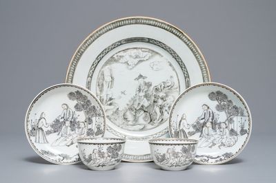 Een Chinees grisaille bord met onsterfelijken bij een tijger en een paar grisaille koppen en schotels, Qianlong