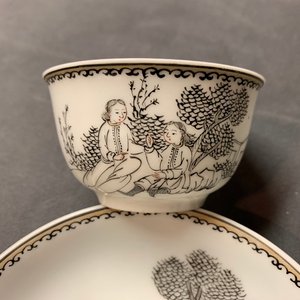 Een Chinees grisaille bord met onsterfelijken bij een tijger en een paar grisaille koppen en schotels, Qianlong — foto 11