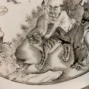 Een Chinees grisaille bord met onsterfelijken bij een tijger en een paar grisaille koppen en schotels, Qianlong — foto 13