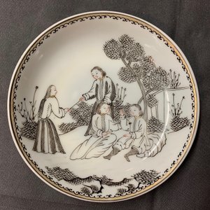 Een Chinees grisaille bord met onsterfelijken bij een tijger en een paar grisaille koppen en schotels, Qianlong — foto 10