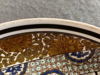 Een Chinees grisaille bord met robijnrode achterkant, Yongzheng merk, 19/20e eeuw — foto 6