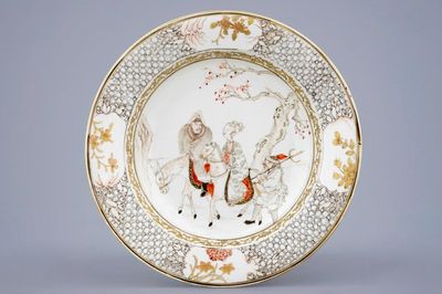 Een Chinees grisaille en rouge de fer bord in eierschaal porselein, Yongzheng, 1723-1735