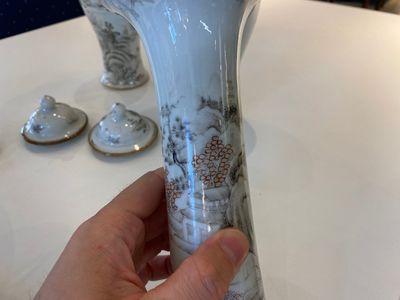 Een Chinees grisaille kaststel van vijf vazen met landschapsdecor, Yongzheng — foto 12