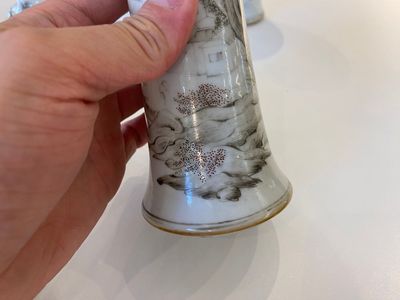 Een Chinees grisaille kaststel van vijf vazen met landschapsdecor, Yongzheng — foto 13