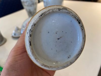 Een Chinees grisaille kaststel van vijf vazen met landschapsdecor, Yongzheng — foto 15