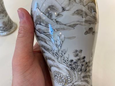 Een Chinees grisaille kaststel van vijf vazen met landschapsdecor, Yongzheng — foto 16