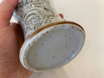 Een Chinees grisaille kaststel van vijf vazen met landschapsdecor, Yongzheng — foto 18
