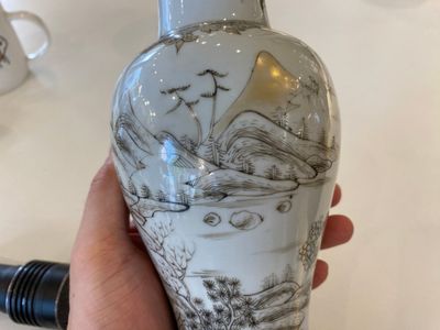 Een Chinees grisaille kaststel van vijf vazen met landschapsdecor, Yongzheng — foto 21