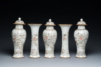 Een Chinees grisaille kaststel van vijf vazen met landschapsdecor, Yongzheng