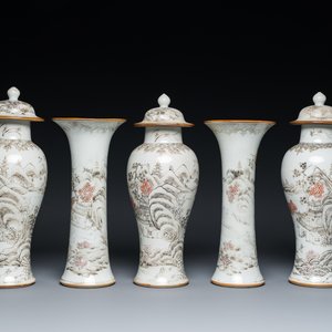 Een Chinees grisaille kaststel van vijf vazen met landschapsdecor, Yongzheng — foto 1