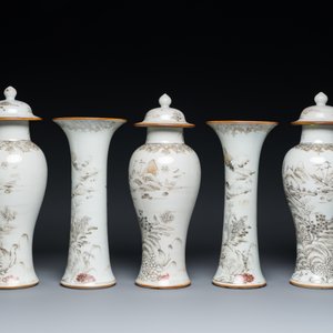 Een Chinees grisaille kaststel van vijf vazen met landschapsdecor, Yongzheng — foto 3