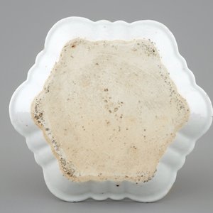 Een Chinees grisaille theepot schaaltje met "De Heropstanding", Qianlong, 18e eeuw — foto 2