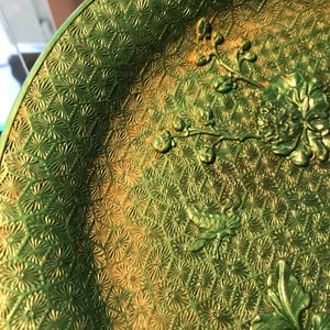 Een Chinees groen lakwerk bord met floraal decor, 19/20e eeuw — foto 4