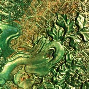 Een Chinees groen lakwerk bord met floraal decor, 19/20e eeuw — foto 7