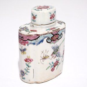 Een Chinees hexagonaal famille rose theebusje, Qianlong — foto 1