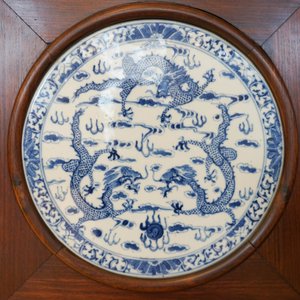 Een Chinees houten kamerscherm met blauw-witte plaquettes met draken, 19e eeuw — foto 14
