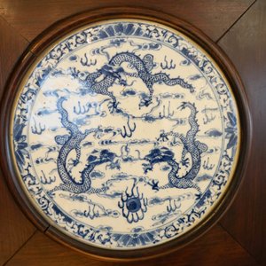 Een Chinees houten kamerscherm met blauw-witte plaquettes met draken, 19e eeuw — foto 17