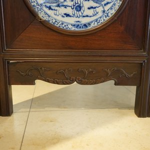 Een Chinees houten kamerscherm met blauw-witte plaquettes met draken, 19e eeuw — foto 21