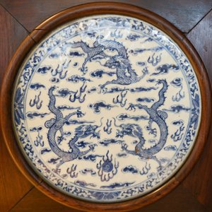 Een Chinees houten kamerscherm met blauw-witte plaquettes met draken, 19e eeuw — foto 23