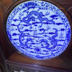 Een Chinees houten kamerscherm met blauw-witte plaquettes met draken, 19e eeuw — foto 7