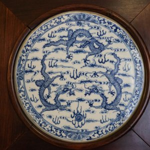 Een Chinees houten kamerscherm met blauw-witte plaquettes met draken, 19e eeuw — foto 8