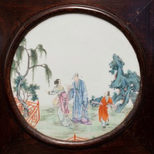 Een Chinees houten kamerscherm met famille rose 'Romance van de Westelijke Kamer' plaquettes, Republiek — foto 13