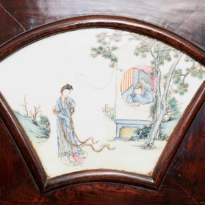 Een Chinees houten kamerscherm met famille rose 'Romance van de Westelijke Kamer' plaquettes, Republiek — foto 16